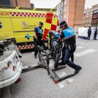 Los agentes retiran la moto del lugar del accidente.