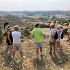 Estudiantes y profesorado durante la visita al yacimiento burgalés.