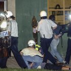Agentes de la Policía durante la noche de disturbios.