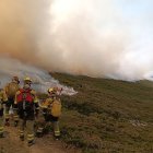 Los medios de Aragón desplazados a León siguen la lucha contra los incendios .