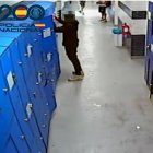 Las cámaras captaron el momento que robaba en la taquilla.