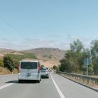 Tráfico lento en la bajada del puerto de la Brújula en la N-I.