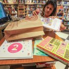 La librera Lucía Alonso de Hijos de Santiago Rodríguez prepara un lote de libros de texto.