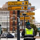 Un topógrafo hace mediciones en el tramo final de la calle Santander.
