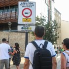 Varias personas junto a una de las señales de entrada a la ZBE de Burgos.