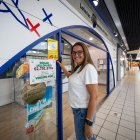 Delia, dependienta de la administración del El Mirador posan con el cartel del premio.