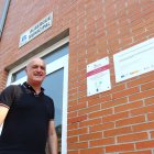 El alcalde de Puente Domingo Florez (León), Julio Arias, junto a la sede del nuevo albergue municipal para el Camino de Invierno.