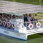 El catamarán electrosolar, lleno hasta la bandera, en pleno paseo fluvial por el Sobrón.