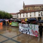Cientos de vecinos de Las Merindades desafiaron este domingo la lluvia para mostrar su rechazo al proyecto.