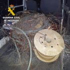 Recortes de cobre recuperados tras la detención de tres personas en una empresa del polígono industrial de Onzonilla (León).