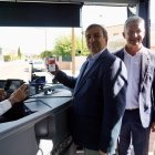 El consejero de Movilidad y Transformación Digital, José Luis Sanz Merino, presenta la puesta en marcha del transporte gratuito para empadronados en Castilla y León con Buscyl, en Arroyo de la Encomienda (Valladolid).