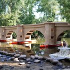 Una gran estructura de más de treinta metros de longitud cruza de manera simbólica el cauce del Arlanza como reclamo del festival.