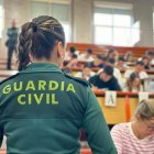 Archivo - Una agente de la Guardia Civil en un aula.