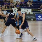 Rodrigo Seoane se lleva la pelota en el partido ante Palencia en la Copa.