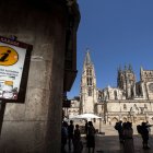 Señal turística vandalizada en el corazón de la ciudad, junto al Arco Santa María, y al lado de la Catedral de Burgos.