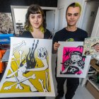 Álvaro y Gadea posan con algunas de sus láminas serigrafiadas.