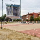 Vallado instalado en el exterior del Instituto Diego de Siloé, de cara al comienzo de las obras de ampliación.