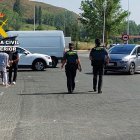 Dos agentes en un área de servicio en una imagen de archivo.