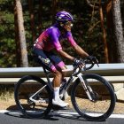 Sergio Chumil asciende el Puerto de Navacerrada.