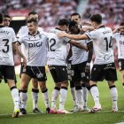 Los jugadores del Burgos CF celebran el gol de Appin.