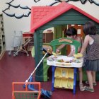 Dos niñas juegan en el cívico de San Agustín, que cuenta con su propio centro de día infantil para favorecer la conciliación familiar.