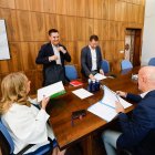 Los concejales del PSOE, Daniel de la Rosa y Josué Temiño, llegan a la reunión con el equipo de Gobierno del PP.