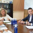 Un momento de la reunión entre la alcaldesa y el concejal de Hacienda con los responsables de los grupos municipales de PP y PSOE.