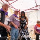 La vicepresidenta y diputada de Acción Social, Inma Sierra, felicita a uno de los participantes.