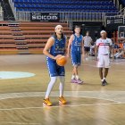 Leo Meindl se dispone a lanzar un tiro libre en el amistoso contra Granada.