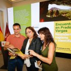 Raquel Contreras junto con los coordinadores del yacimiento de Padro Vargas Alfonso Benito (Cenieh) y Marta Navazo (UBU).