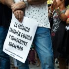 Un momento de la concentración de las familias usuarias de la Escuela Municipal de Música en El Espolón de Burgos.