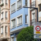 Señales, en la calle Vitoria, donde se especifica los vehículos autorizados para circular por el distintivo medioambiental de la DGT.