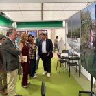 Imagen de la visita de la viceconsejera al stand.