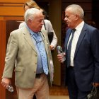 El consejero de Cultura, Turismo y Deporte, Gonzalo Santonja, conversa con el procurador popular José Sánchez durante el Pleno de las Cortes de Castilla y León.