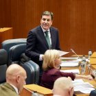 El consejero de Economía y Hacienda, Carlos Fernández Carriedo, durante su intervención en la primera sesión del Pleno de las Cortes de Castilla y León.