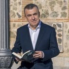 El escritor Lorenzo Silva, con un ejemplar de su última novela.
