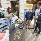 Jordi Rovira (UBU), Fernando Andrés (Grupo Ureta) y Raquel Contreras (Diputación), junto a la 'Divulgoneta' que recorre la provincia.