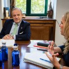 Fernando Martínez-Acitores, portavoz de Vox, escucha a la alcaldesa, Cristina Ayala, en la primera reunión sobre el presupuesto 2026.