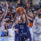 Ayoze Alonso trata de elevarse para lanzar, rodeado de rivales.