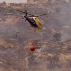Medios aéreos combaten un incendio declarado en la zona de Monte Coronado en Málaga. A 1 de septiembre de 2025, en Málaga (Andalucía, España). 