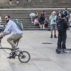 Agentes de la Policía Local paran a unos jóvenes en patinete eléctrico en la Plaza del Rey San Fernando.