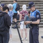 Agentes de la Policía Local paran a unos jóvenes en patinete eléctrico en la Plaza del Rey San Fernando.