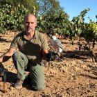 Juan Antonio posa en uno de los viñedos donde trabaja en Ribera del Duero