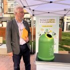El concejal de Sanidad y Medio Ambiente, Carlos Niño, junto a expositor de los contenedores.