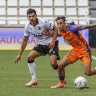 Florian Miguel marca los pasos de un jugador del Málaga en el partido de la séptima jornada.