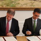 El presidente de la Diputación de Burgos firma con el delegado comercial de Iberdrola en Castilla y León, Celiano García un contrato que abarata el suministro eléctrico un 18%
