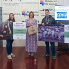 La fotógrafa Estefanía de la Calle, la dipurtada magdalena Rodríguez y el fotógrafo Rubén Llorente.
