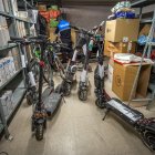 Patinetes eléctricos inmovilizados en dependencias de la Policía Local de Burgos, muchos de ellos trucados o robados.