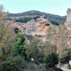 Camino al Pozo Azul podemos ver una gran roca vertical conocida como el ‘Perentón’