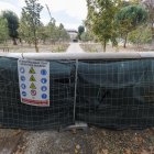 En primer término de la imagen, una de las puertas casi concluidas y al fondo se ve otra, junto a la Universidad de Burgos.